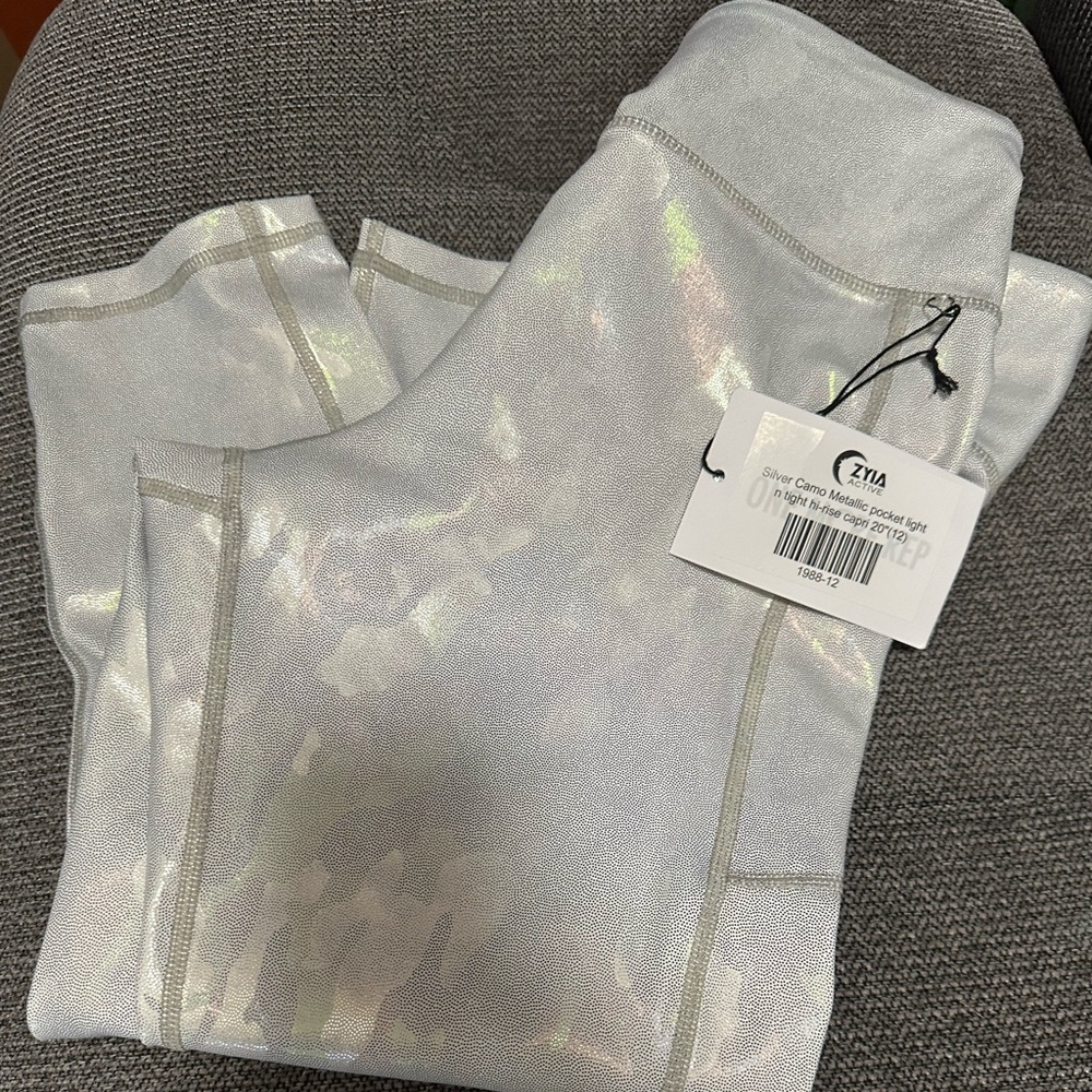 ZYIA-NWT Light and Tight Leggings-Silver Camo Metallic Capri 20”-Size 12